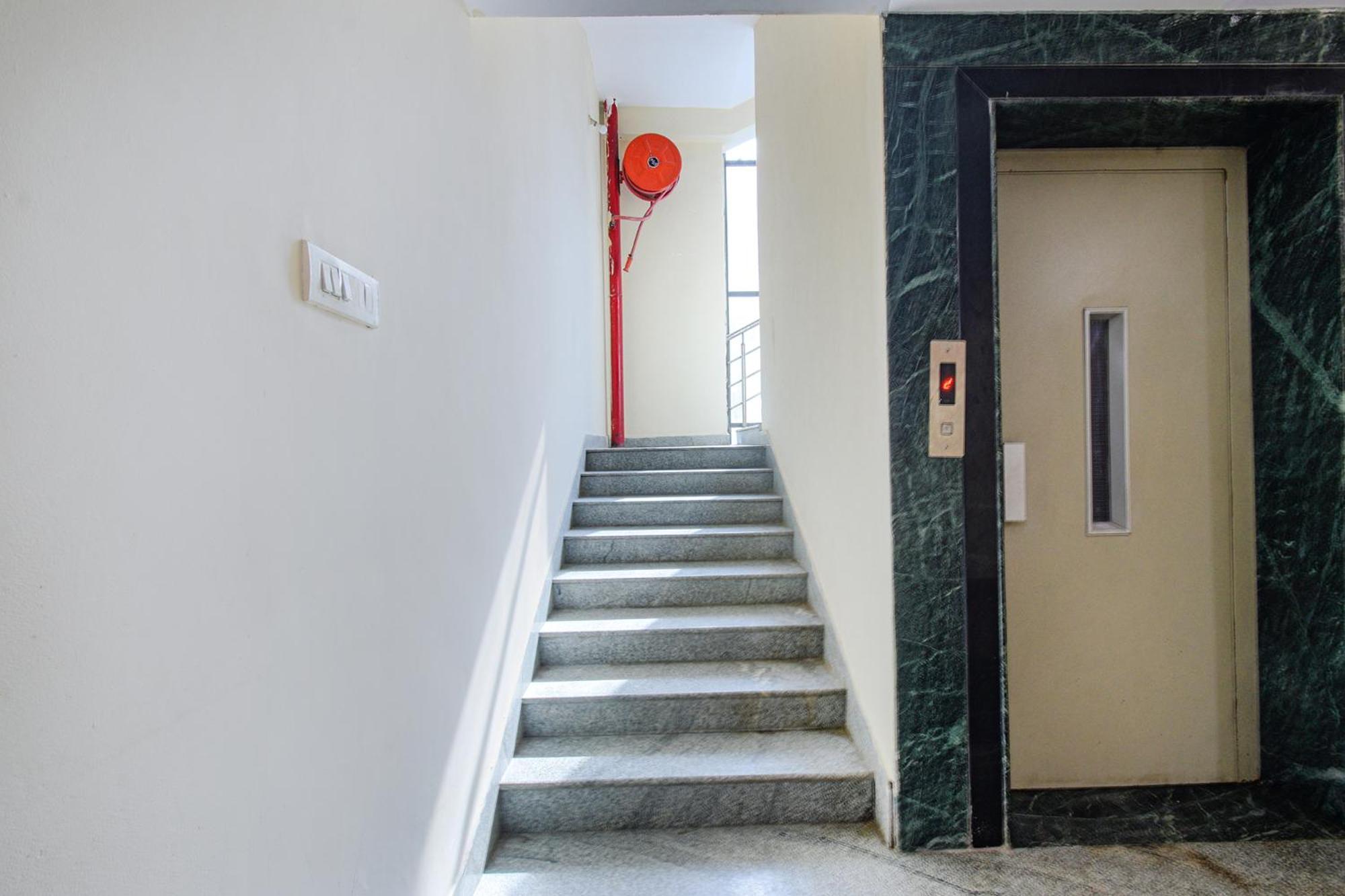 Fabhotel N Residency, Hitech City - 350M From Yashoda Hospital, Hitech City Haiderabad Buitenkant foto